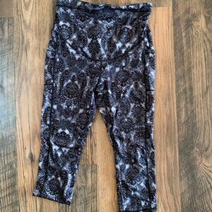 Quinee Maternity Gray & Black Adjustable Waist Activewear Capri Pants